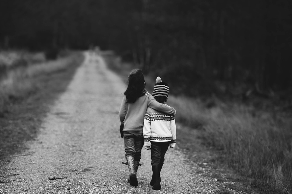Kooperation unter Geschwistern Kinder, Straße, unterstützend, Unterstützung